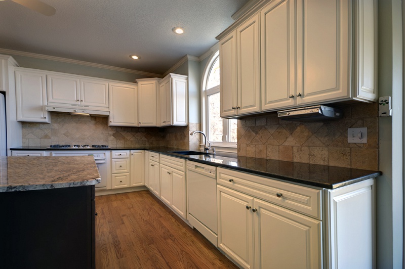 CW White Raised Bentley Kitchen Cabinet Pictures
